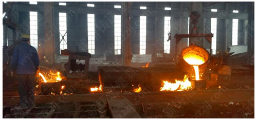 鑄鐵平臺(tái)的熔煉及澆鑄現(xiàn)場(chǎng)